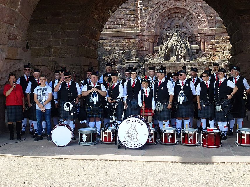 Barbarossa Pipers & Drums am Kyffh&auml;user
