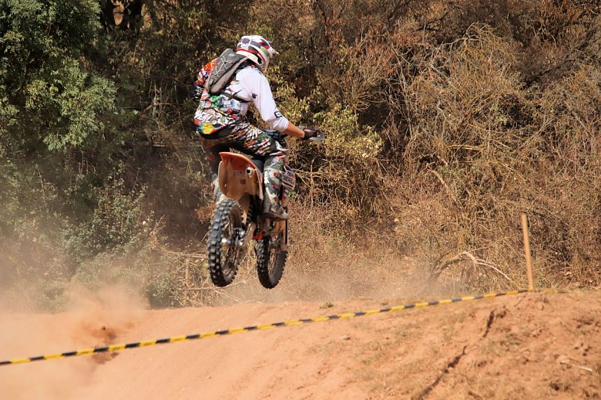 Fliegende Maschinen am Weinberg