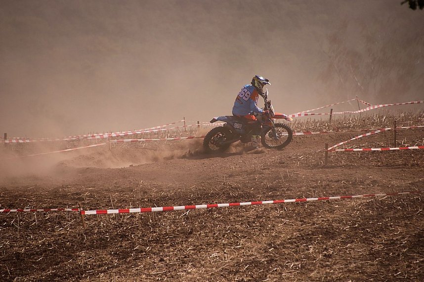 Fliegende Maschinen am Weinberg