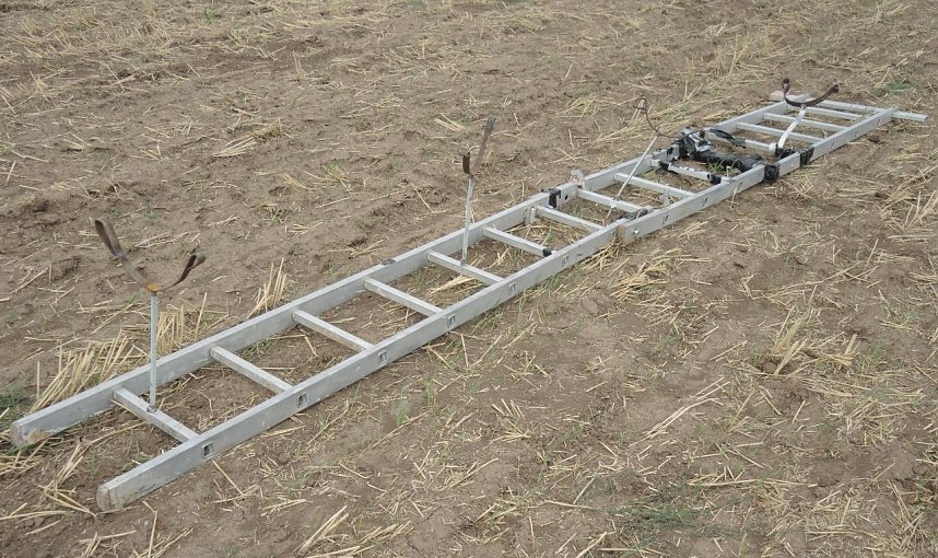 sichergestellte Leiter mit den extra angefertigten Anlehn- bzw. Kippsicherungsb&uuml;geln