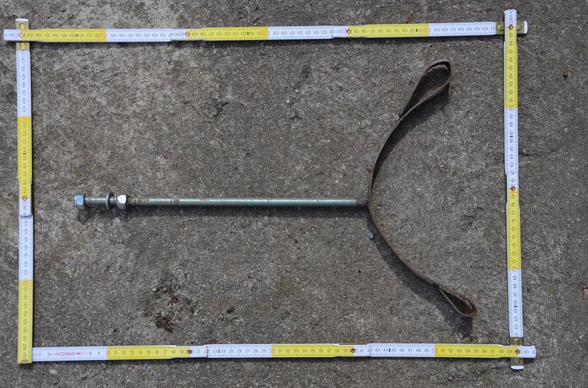 Detailaufnahme einer der Vorrichtungen aus einer Gewindestange und Flachstahl