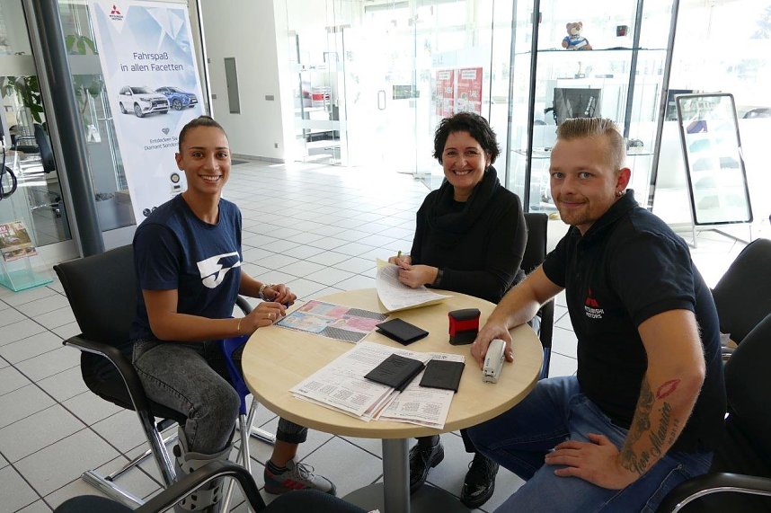 Autos an THC-M&auml;dels &uuml;bergeben