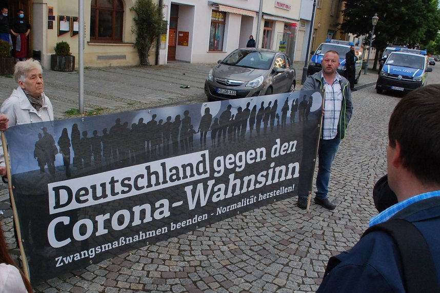 Ein Transparent wurde aus- und gleich wieder eingerollt