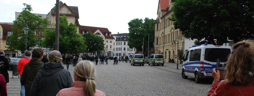 Sammeln zum Singen. Erneut wurde in das Lied Die Gedanken sind frei eingestimmt.