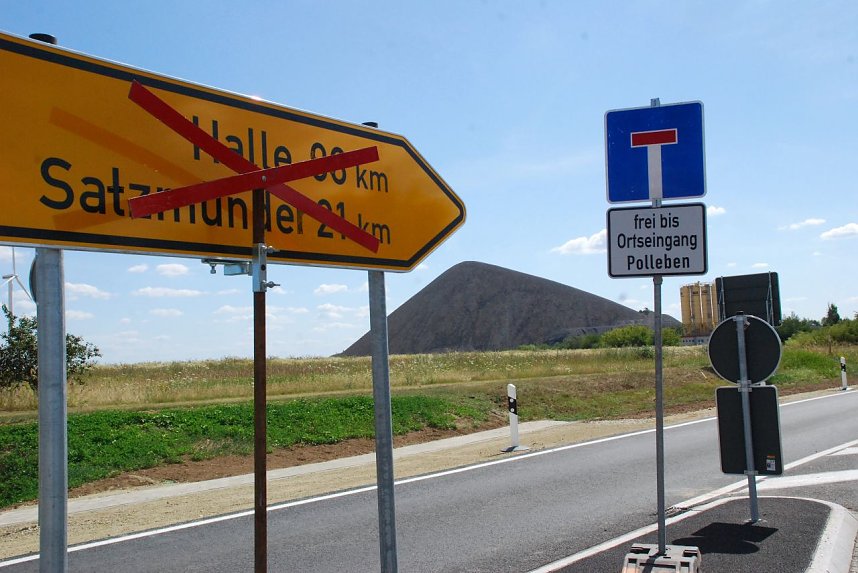 Die Ortsdurchfahrt Polleben bleibt weiter bis voraussichtlich 14. August 2020 gesperrt, teilte das Stra&szlig;enverkehrsamt des Landkreises Mansfeld-S&uuml;dharz mit. Grund: In Polleben werden Gas- und Wasserleitungen erneuert. Die Zufahrt zum Gewerbegebiet am Th&auml;lmannschacht bleibt jedoch weiterhin offen.