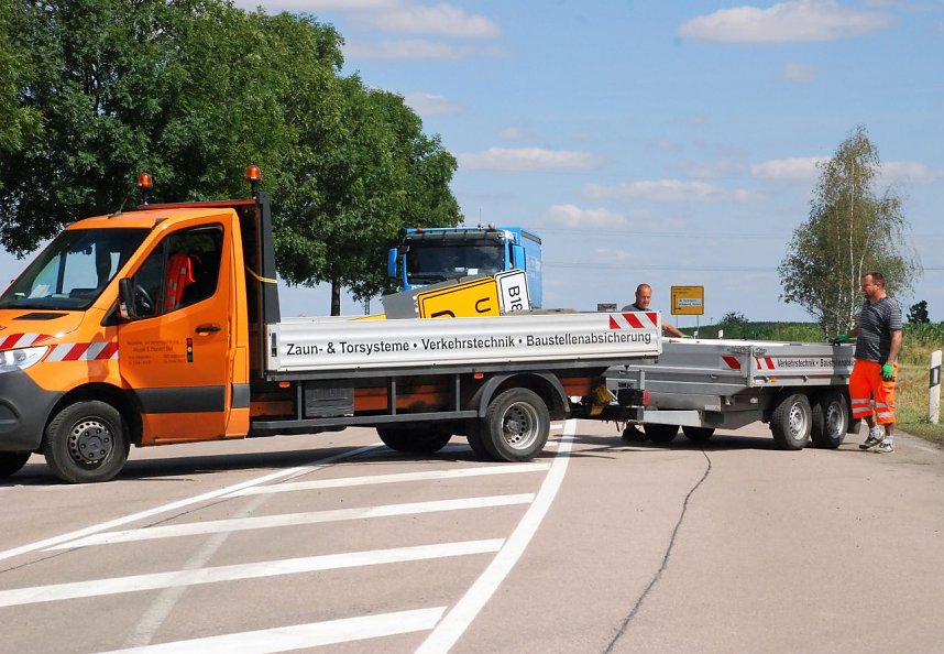 Die Kreuzung ist frei. Entsprechend viel zu tun gab es heute f&uuml;r die Sangerh&auml;user Firma Baustellen- und Verkehrssicherung Heusel & Thunert GbR, die in weitem Umkreis die Umleitungsbeschilderung abbauen musste.      
