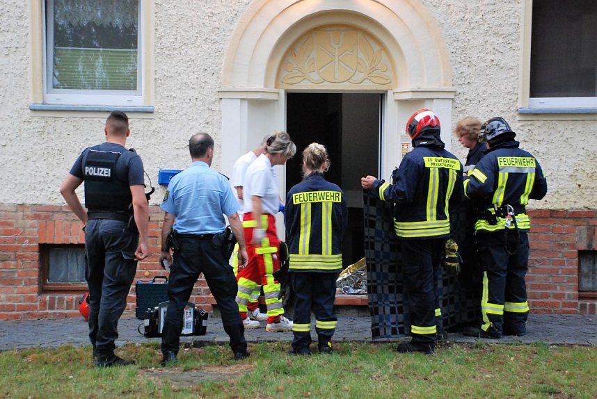 Verdeckt: der in eine gl&auml;nzende Schutzdecke geh&uuml;llte Bewohner der verrauchten Wohnung. 