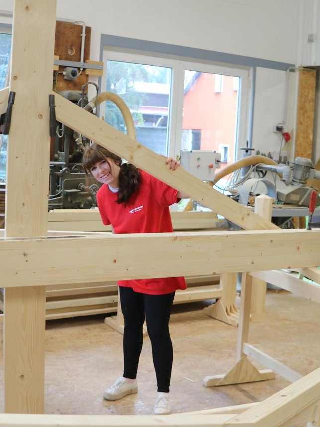 Jobbloggerin Franzi im Handwerksbetrieb Tischlerei und Massivholzbau Bohnert