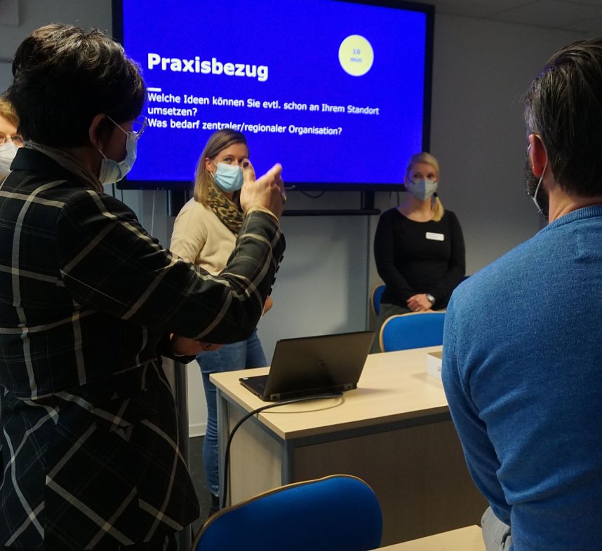 Foto 3: Netzwerktreffen im Helios Bildungszentrum Sangerhausen, Begr&uuml;&szlig;ung durch Laura Schmidt, Leiterin des Bildungszentrums  
