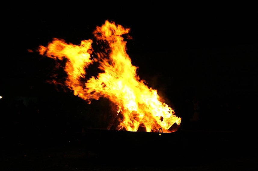 Osterfeuer in Kelbra am Gr&uuml;ndonnerstag mit Unterst&uuml;tzung der Feuerwehr