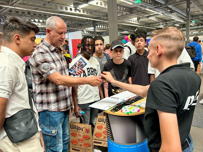&Uuml;ber mangelndes Interesse konnten sich die Standbetreuer nicht beklagen.
