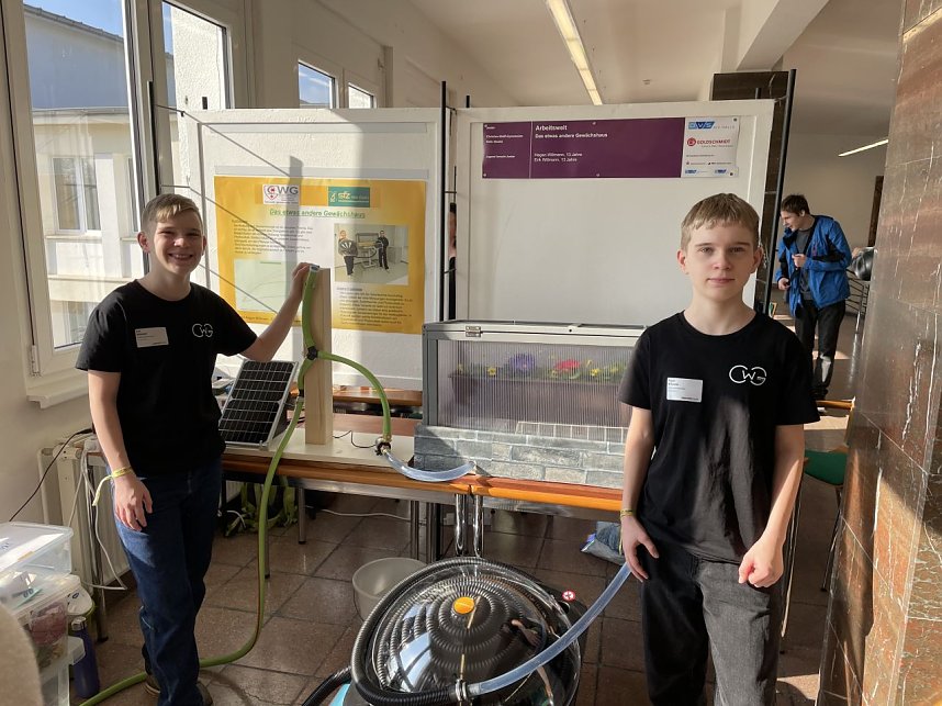 .Erik Willmann (l.) und Hagen Willman (r.) erhielten f&uuml;r ihre Erfindung beim Regionalwettbewerb Jugend forscht 2024/25 in Halle (Saale) einen Sonderpreis der IHK Halle-Dessau.