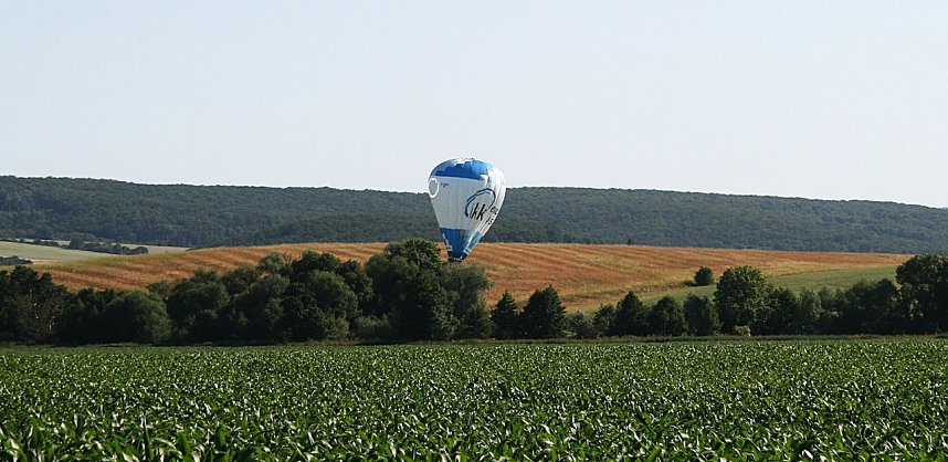 Landung eines Hei&szlig;luftballons in der Goldenen Aue