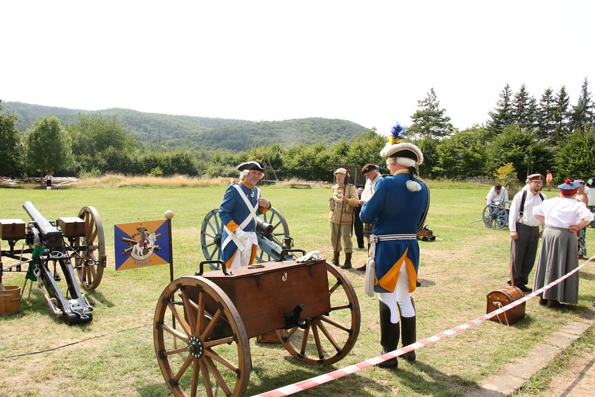 Kanonendonner auf der Pfalz Tilleda