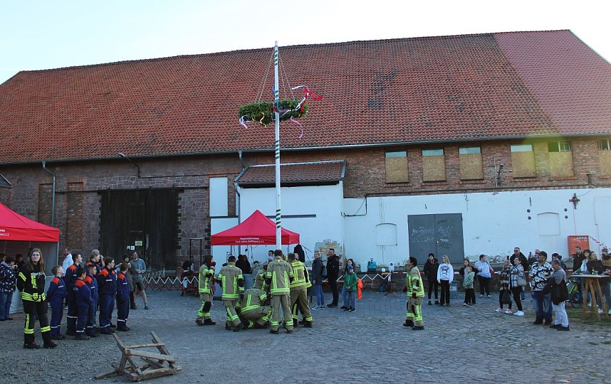 Aufstellung des Maibaums in Kelbra