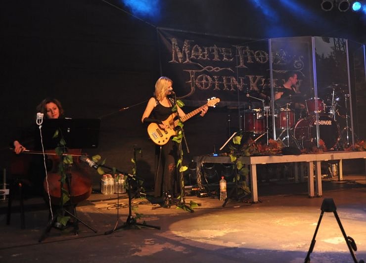 John Michae Kelly & Frau Maite Itoiz im Gehege