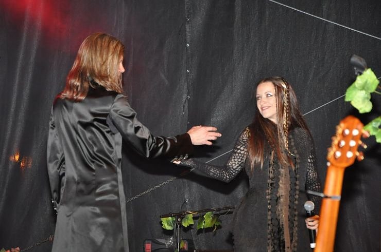 John Michae Kelly & Frau Maite Itoiz im Gehege